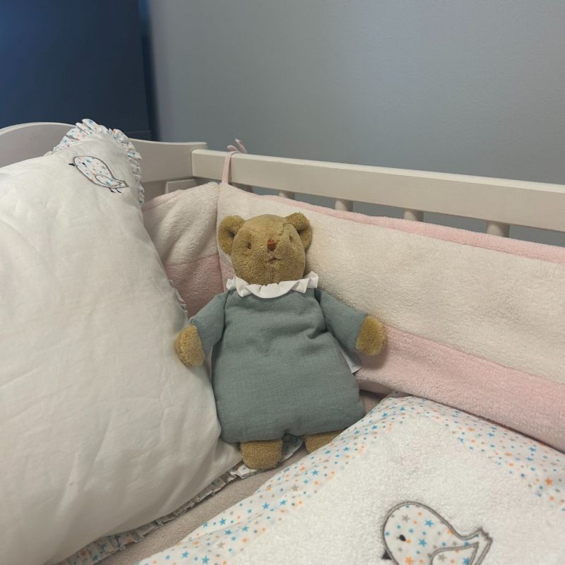 Image d'ambiance de présentation du produit Doudou avec hochet Ours Celadon - Trousselier